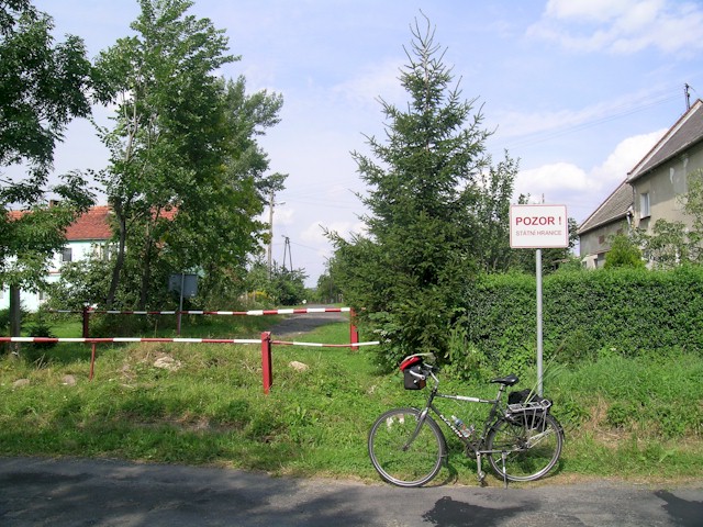 Hier - beisipelweise - das historische Foto (Juli 2005) von Jarnoltow / Drr Arnsdorf. Alte Dorfstrasse gesperrt, kein Durchgang erlaubt.