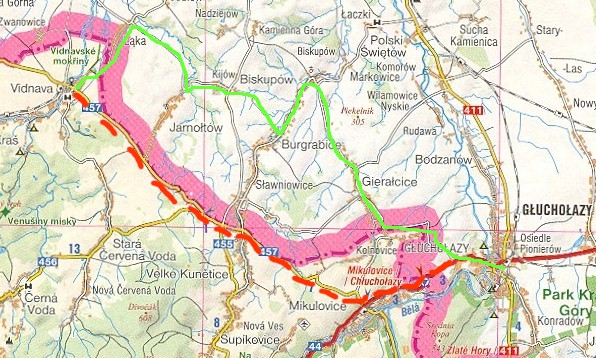 Um weiter nach Glucholazy / Ziegenhals zu kommen, mssten wir auf der tschechische Seite bleiben und eine Hauptstrasse entlang der Grenze zu nehmen, die quer durch einen Hgelgebiet fhrt. Jetzt geht es viel bequemer - am Bcher entlang durch weitere hbsche Drfer...