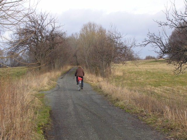 Weil von hier zum polnischen Jarnoltowek / Arnoldsdorf fhrt wieder durch die Grenze eine schne, kleine Strasse