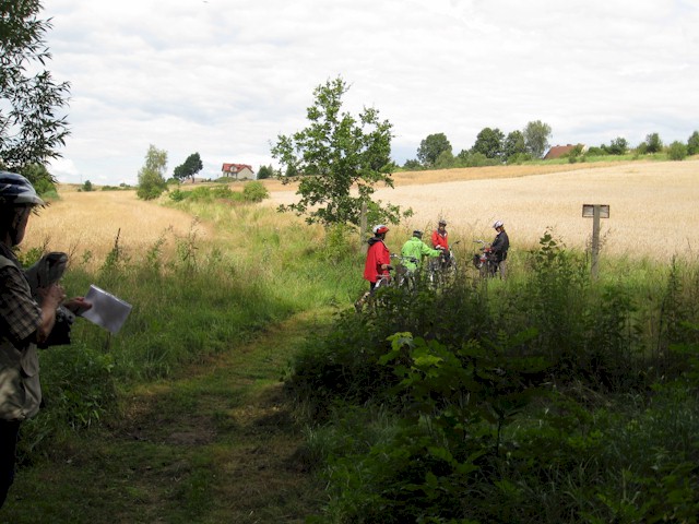 Und berqueren die kaum sichtbare "Grne Grenze". In Hintergrund sieht man das polnische Dorf Laka / Wiesau wo wir eine Asphaltstrasse wieder erreichen