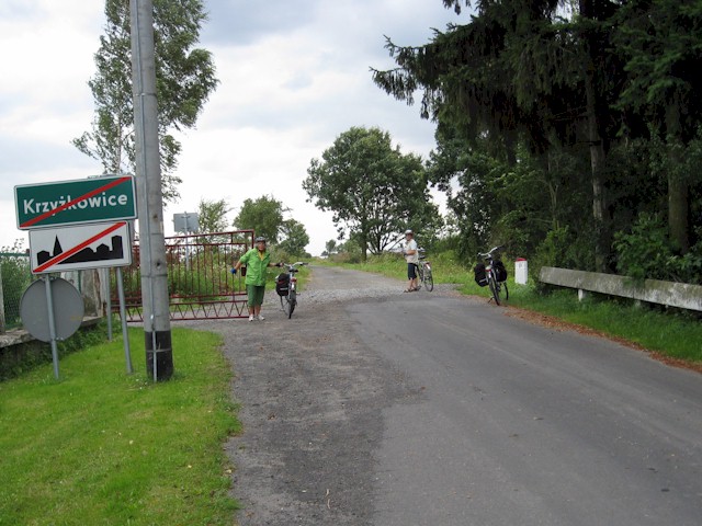 Die Grenze passieren wir hier - in Krzyzkowice / Krschendorf