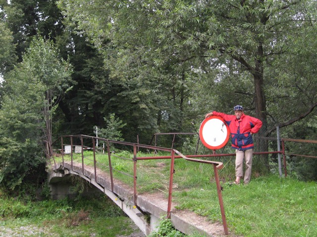 Letzter Abschnitt der Etappe (Albrechtice - Krnov) frt am Grenzfluss Goldoppa entlang. Hier eine noch geschlossene Grenzbrcke