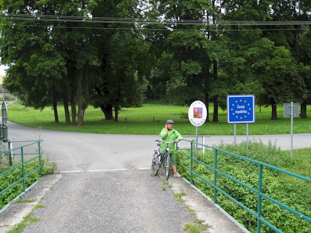 Die andere "Schengen-Brcken" sind aber offen - wir knnen mal auf polnische, mal auf tschechische Seite fahren. (Bisher nur auf tschechische - dann mssten wir fr einige Kilometer auf die belebte Autostrasse ausweichen)